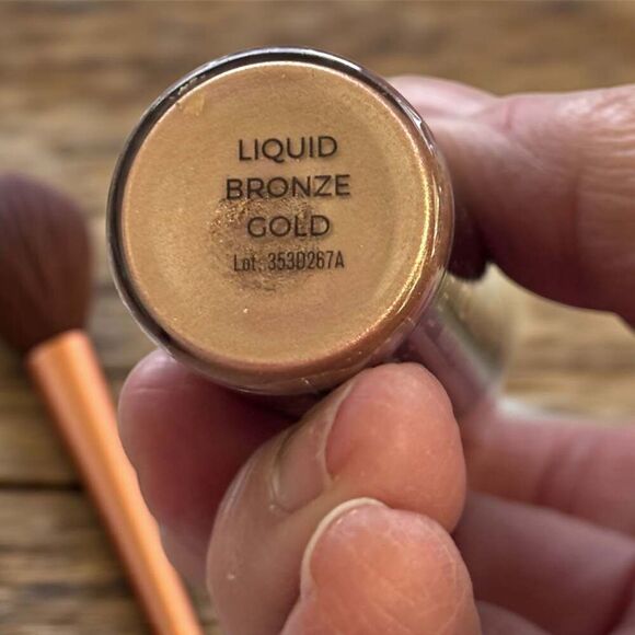 Makeup Revolution Liquid Highlighter - Rose Gold, 0.61 fl oz - Picture 4 of 4